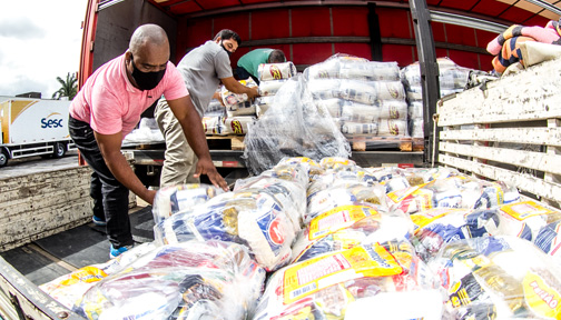 Mesa Brasil Sesc e Supermercados BH distribuem 14 mil cestas básicas