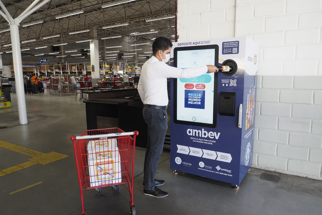 Em parceria com a Ambev, a rede Supermercados BH adota medidas sustentáveis e instala dez máquinas de coleta de resíduos pós-consumo em seus supermercados.